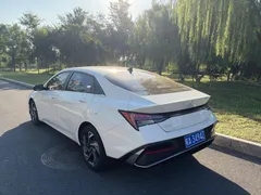 2023 Hyundai Elantra 1.5L CVT LUX Premium, белый — фото 6
