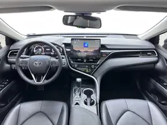 2023 Toyota Camry 2.5G Luxury, белый — фото 8