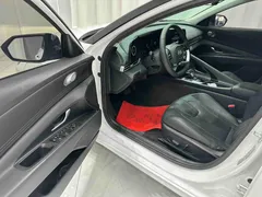 2023 Hyundai Elantra 1.5L CVT LUX Premium, белый — фото 7