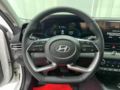 2023 Hyundai Elantra 1.5L CVT LUX Premium, белый — фото 8