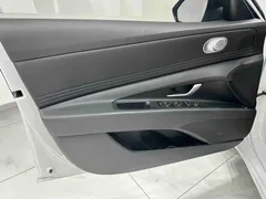 2023 Hyundai Elantra 1.5L CVT LUX Premium, белый — фото 11