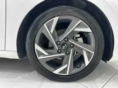 2023 Hyundai Elantra 1.5L CVT LUX Premium, белый — фото 19