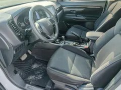 2021 Mitsubishi Outlander 2.0L 2WD 5-seat, белый — фото 4