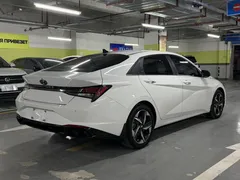 2022 Hyundai Elantra 1.5L CVT LUX Premium, белый — фото 5