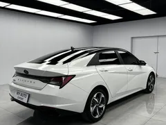 2022 Hyundai Elantra 1.5L CVT LUX Premium, белый — фото 3