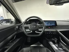 2022 Hyundai Elantra 1.5L CVT LUX Premium, белый — фото 11