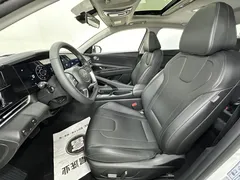 2022 Hyundai Elantra 1.5L CVT LUX Premium, белый — фото 12