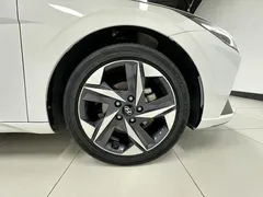 2022 Hyundai Elantra 1.5L CVT LUX Premium, белый — фото 19
