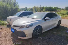 2021 Toyota Camry 2.5G Luxury, белый — фото 1