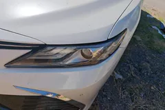 2021 Toyota Camry 2.5G Luxury, белый — фото 2