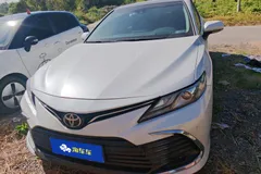 2021 Toyota Camry 2.5G Luxury, белый — фото 3