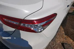 2021 Toyota Camry 2.5G Luxury, белый — фото 8