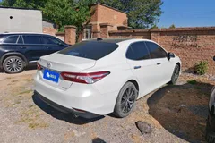 2021 Toyota Camry 2.5G Luxury, белый — фото 9