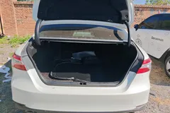 2021 Toyota Camry 2.5G Luxury, белый — фото 11