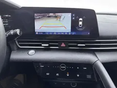 2022 Hyundai Elantra 1.5L CVT LUX Premium, белый — фото 9