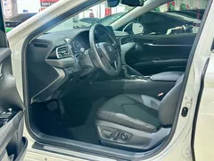 2021 Toyota Camry 2.5G Luxury, белый — фото 9