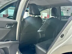 2021 Toyota Camry 2.5G Luxury, белый — фото 10