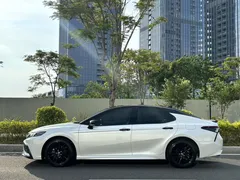 2022 Toyota Camry 2.5S Knight, белый — фото 2