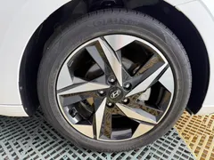 2022 Hyundai Elantra 1.5L CVT LUX Premium, белый — фото 24