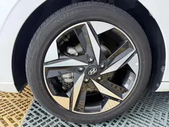 2022 Hyundai Elantra 1.5L CVT LUX Premium, белый — фото 27
