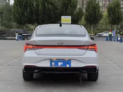 2022 Hyundai Elantra 1.5L CVT LUX Premium, белый — фото 5