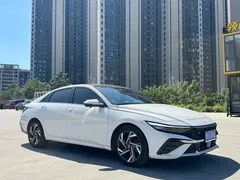 2023 Hyundai Elantra 1.5L CVT LUX Premium, белый — фото 3