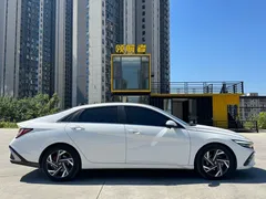 2023 Hyundai Elantra 1.5L CVT LUX Premium, белый — фото 4