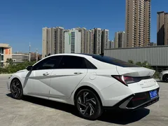 2023 Hyundai Elantra 1.5L CVT LUX Premium, белый — фото 5