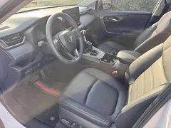 2023 Toyota RAV4 2.0L CVT 2WD 20th Anniversary Platinum, белый — фото 8