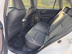 2023 Toyota RAV4 2.0L CVT 2WD 20th Anniversary Platinum, белый — фото 17