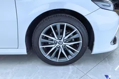 2021 Toyota Camry 2.5G Luxury, белый — фото 5
