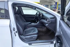 2021 Toyota Camry 2.5G Luxury, белый — фото 6