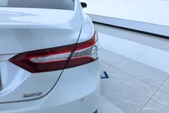 2021 Toyota Camry 2.5G Luxury, белый — фото 8