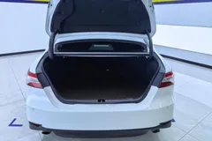 2021 Toyota Camry 2.5G Luxury, белый — фото 11