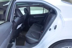 2021 Toyota Camry 2.5G Luxury, белый — фото 12