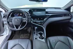 2021 Toyota Camry 2.5G Luxury, белый — фото 13