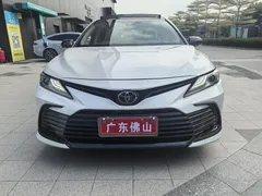 2021 Toyota Camry 2.5G Luxury, белый — фото 1