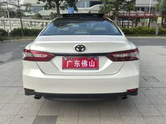 2021 Toyota Camry 2.5G Luxury, белый — фото 2