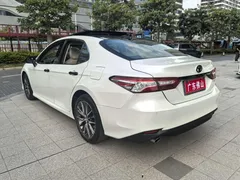 2021 Toyota Camry 2.5G Luxury, белый — фото 4