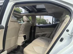 2021 Toyota Camry 2.5G Luxury, белый — фото 7