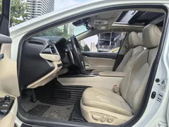 2021 Toyota Camry 2.5G Luxury, белый — фото 8