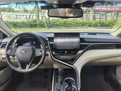 2021 Toyota Camry 2.5G Luxury, белый — фото 9