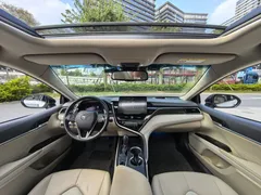 2021 Toyota Camry 2.5G Luxury, белый — фото 10