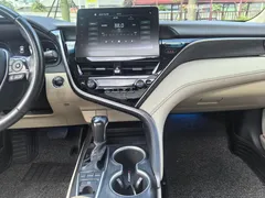 2021 Toyota Camry 2.5G Luxury, белый — фото 11