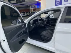 2023 Hyundai Elantra 1.5L CVT LUX Premium, белый — фото 12