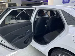 2023 Hyundai Elantra 1.5L CVT LUX Premium, белый — фото 13