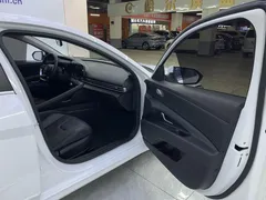 2023 Hyundai Elantra 1.5L CVT LUX Premium, белый — фото 16