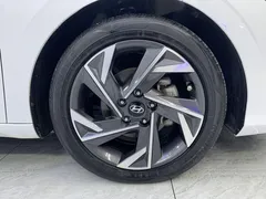 2023 Hyundai Elantra 1.5L CVT LUX Premium, белый — фото 18