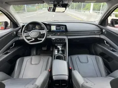 2022 Hyundai Elantra 1.5L CVT LUX Premium, красный — фото 5