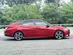 2022 Hyundai Elantra 1.5L CVT LUX Premium, красный — фото 11